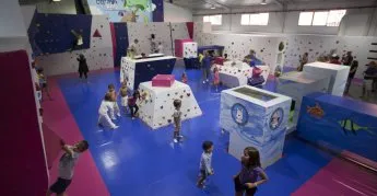 Instalación de escalada indoor para niños y niñas
