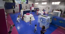 Instalación de escalada indoor para niños y niñas